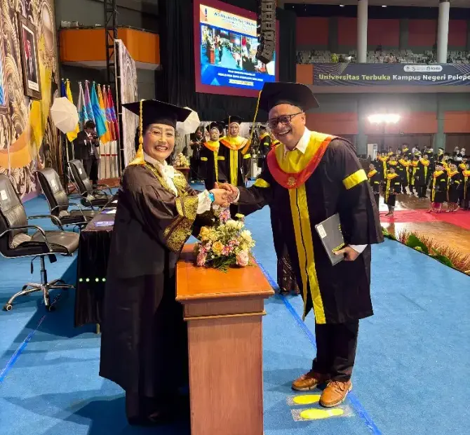 Mahasiswa Universitas Terbuka Malang saat wisuda Periode II Tahun 2025 di Graha Cakrawala Universitas Negeri Malang.