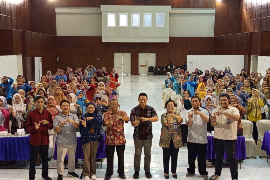 Direktur UT Malang Dr. Lilik Sulistyowati, M.Si., bersama jajaran Pemkab Nganjuk dan para guru saat kegiatan sosialisasi di Dinas Pendidikan Kabupaten Nganjuk, 18 Oktober 2025.