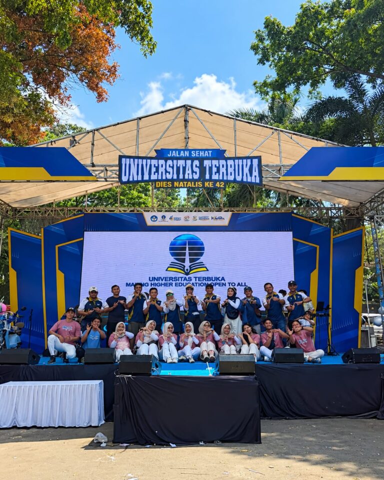 Jalan Sehat UT Malang Meriahkan Dies Natalis ke-42 Universitas Terbuka di GOR Ken Arok