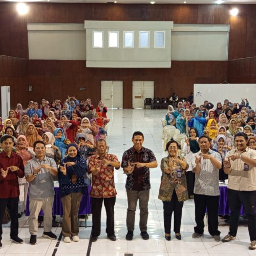 Direktur UT Malang Dr. Lilik Sulistyowati, M.Si., bersama jajaran Pemkab Nganjuk dan para guru saat kegiatan sosialisasi di Dinas Pendidikan Kabupaten Nganjuk, 18 Oktober 2025.